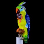 Papuga z orzechem na klipsie forma szklana ręcznie malowana 12 cm