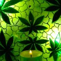 348_Lampion_szklany_całoroczny_15cm_Zielone_liście_konopii_lampiony_szklane_ręcznie_malowane_03.jpg