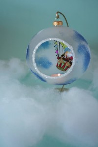 Lampion szklany całoroczny 15 cm Mikołaj w koszu balona